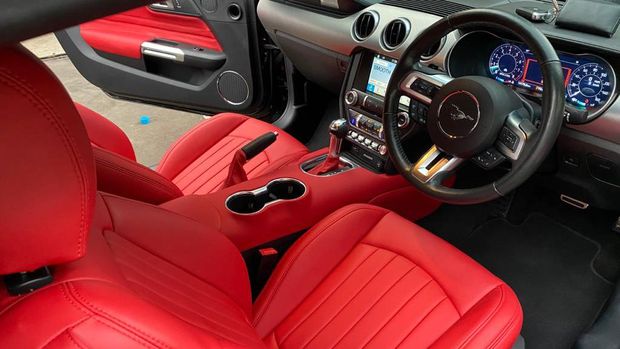 Interior Mobil Mustang